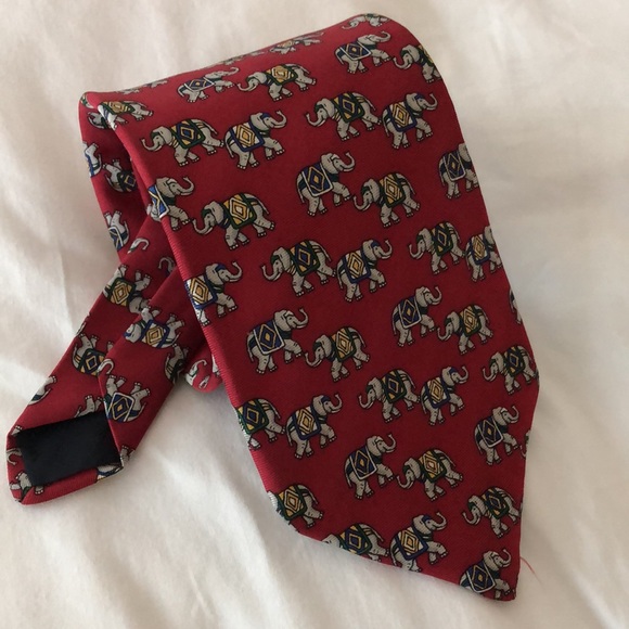 Like new! - BROOKS BROTHERS MAKERS Elephant Print 100% Silk Necktie - Picture 3 of 4